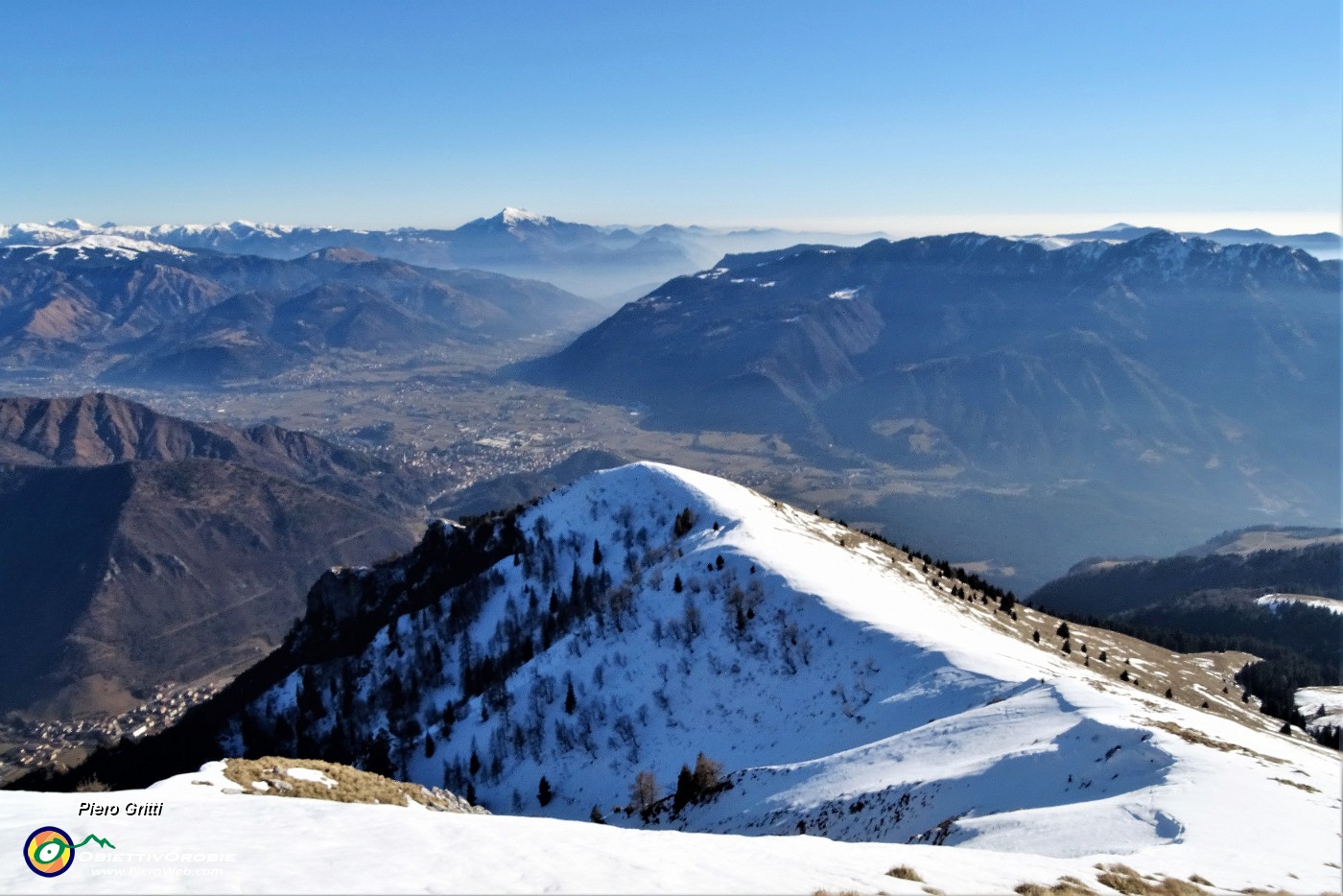 56 Bello il panorama fin verso il Monte Guglielmo.JPG